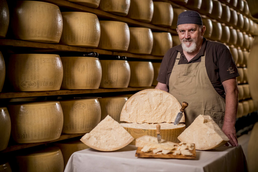 foto interno caseificio Parmigiano Reggiano